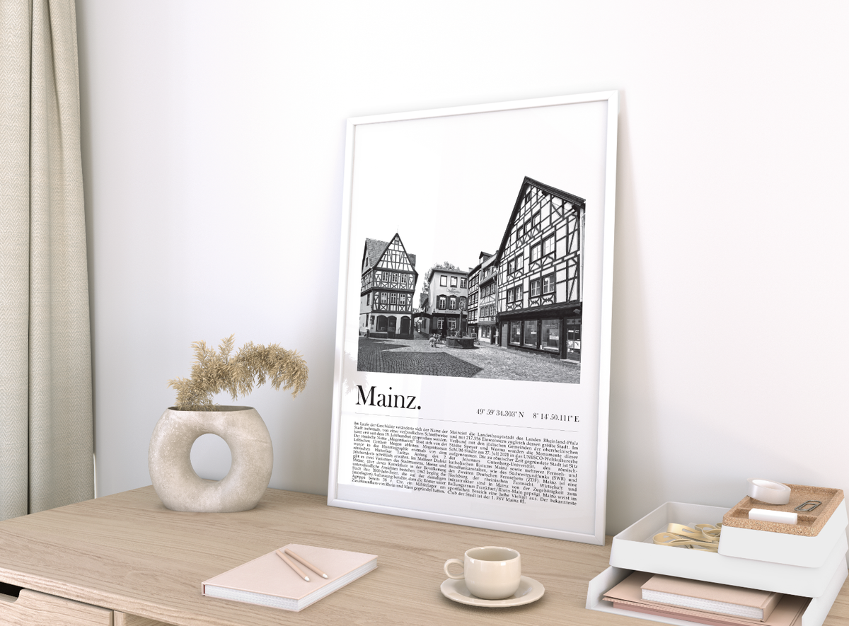 Dieses Poster zeigt dir in Schwarz Weiß eine Fotografie der Altstadt der Landeshauptstadt Mainz in Rheinland-Pfalz. 