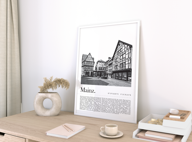 Dieses Poster zeigt dir in Schwarz Weiß eine Fotografie der Altstadt der Landeshauptstadt Mainz in Rheinland-Pfalz. 