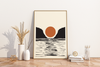 Dieses schöne Poster zeigt einen Sonnenuntergang über dem Meer in schönem Schwarz und Orange.