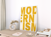 Das Poster zeigt das Wort Modernism in gelber Schrift.