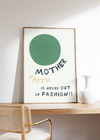 Das Poster zeigt im minimalistischen Stil eine grüne Erde und darunter in kindlicher Schrift den Spruch " Mother Earth Is Never Out Of Fashion".