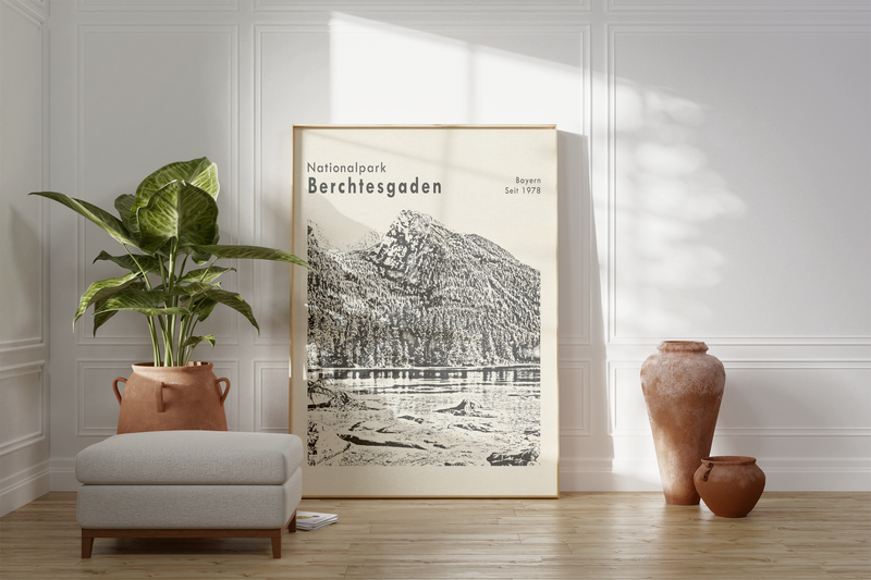 Dieses Poster zeigt eine Ansicht des Königssees im Nationalpark Berchtesgaden, Bayern. 