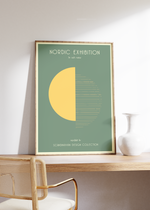 Das Poster im skandinavischen Stil zeigt dir zwei versetzte Hälften eines Kreises in Gelb. Das Poster ist mit den Worten "Nordic Exhibition" und auf Schwedisch mit " liv och natur" überschrieben.