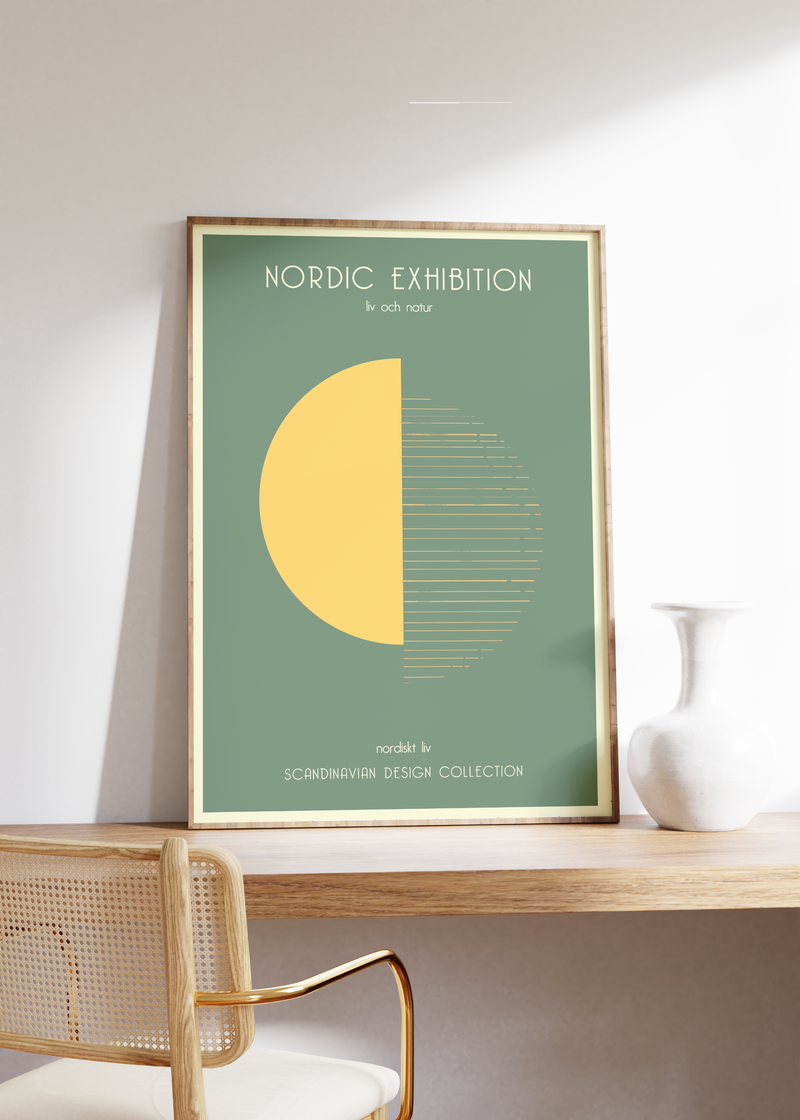 Das Poster im skandinavischen Stil zeigt dir zwei versetzte Hälften eines Kreises in Gelb. Das Poster ist mit den Worten "Nordic Exhibition" und auf Schwedisch mit " liv och natur" überschrieben.