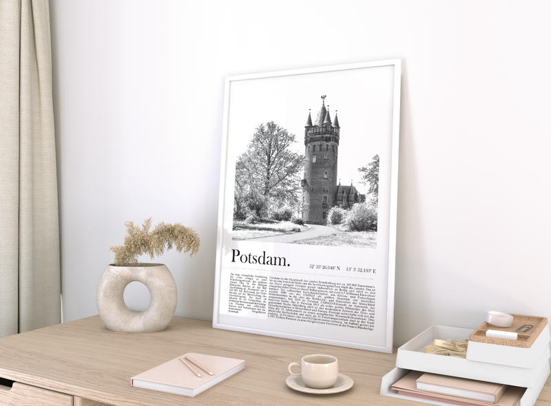 Dieses Poster zeigt dir in Schwarz Weiß eine Fotografie des Flatowturm im Stadtteil Babelsberg der Landeshauptstadt Potsdam in Brandenburg. 