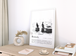 Dieses Poster zeigt eine typische Szene aus Rostock. Das Bild mit drei Möwen die auf den Wellenbrechern am Strand in Warnemünde sitzen. 