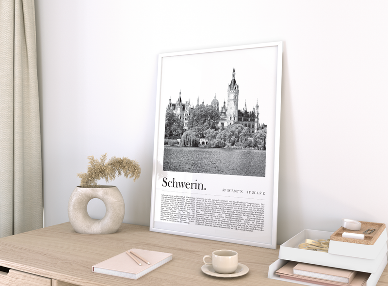 Dieses Poster zeigt dir in Schwarz Weiß eine Fotografie des Schweriner Schloss der Landeshauptstadt Schwerin in Mecklenburg-Vorpommern.