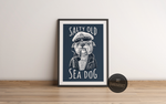 Das Poster zeigt dir auf blauem Hintergrund einen gezeichneten Hund als Seemann, inklusive Seemannsmütze und den Spruch Salty Old Sea Dog.