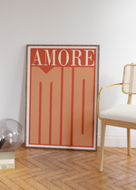 Das Poster zeigt die italienischen Worte Amore Mio in Rot-Brauner Farbe. Amore Mio bedeutet meine Liebe und bringt dir ein Stück Dolce Vita Italiens in dein Zuhause.