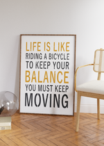 Dieses Poster zeigt dir einen motivierenden Spruch Albert Einsteins. Der Spruch lautet "Life is like riding a bicycle. To keep your balance, you must keep moving.".