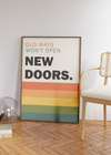 Das Poster zeigt den motivierenden Spruch " Old ways won't open new doors.". 