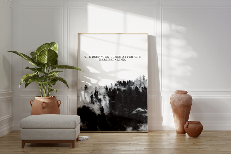 Das Poster zeigt in Schwarz und Weiß einen Wald und den Spruch "THE BEST VIEW COMES AFTER THE HARDEST CLIMB.".