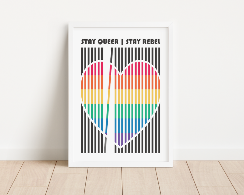 Das Poster zeigt in den typischen Regenbogenfarben den Spruch "Stay Queer, Stay Rebell". 