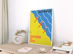 Dieses maritime Poster zeigt drei Schwimmerinnen an einem Strand in Gelb und Blau. 