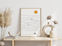 Das Poster im minimalistischen Stil zeigt Wellen, die Sonne und drei Surfer am Strand in Schwarz und Weiß. Das Meer strahlt auf uns alle eine ganz besondere Wirkung aus, schön, elegant, mysteriös, aber auch gefährlich. 