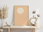 Dieses dekorative Poster zeigt einen Vogelschwarm, der vor dem Mond fliegt.