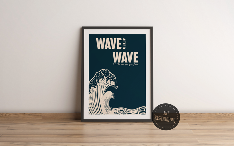 Dieses Poster zeigt dir eine Welle und den Spruch Wave after Wave, let the sea set you free, in beige und blau.