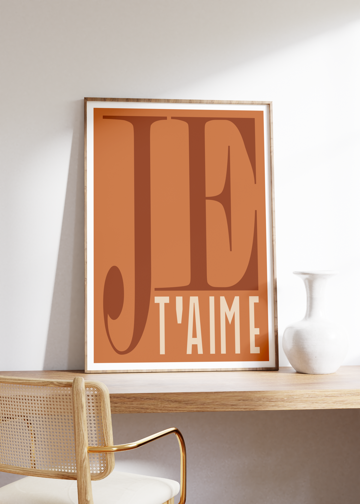 Das Poster zeigt die französischen Worte je t'aime in Rot-Brauner Farbe. 