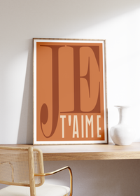 Das Poster zeigt die französischen Worte je t'aime in Rot-Brauner Farbe. 