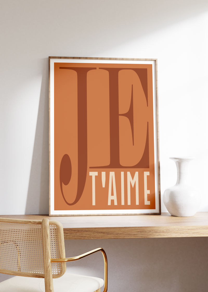 Das Poster zeigt die französischen Worte je t'aime in Rot-Brauner Farbe. 