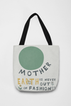 Die tolle Trage- und Einkaufstasche aus 100% Polyester ist mit dem schönen Spruch " Mother Earth is never out of Fashion" bedruckt.