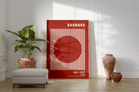 Das Bauhaus Poster zeigt dir einen aus Linien ausradierten Kreis in Rot. Das in schönem Rot und Weiß gehaltene Poster hat die Bildunterschrift Juli -Sep 1919.Dieses Bauhaus Poster zeigt dir einen aus Linien ausradierten Kreis in Rot oder Eierschalenweiß. 