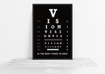Das motivierende Poster in schwarz und weiß zeigt dir einen Spruch zum Thema Vision. Damit ist die Wanddeko die perfekte Ergänzung für dein Büro.