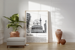 Dieses Poster zeigt eine Ansicht von Berlin auf der die sowohl die Weltzeituhr auf dem Alexanderplatz, wie auch im Hintergrund der Fernsehturm zu sehen ist. 