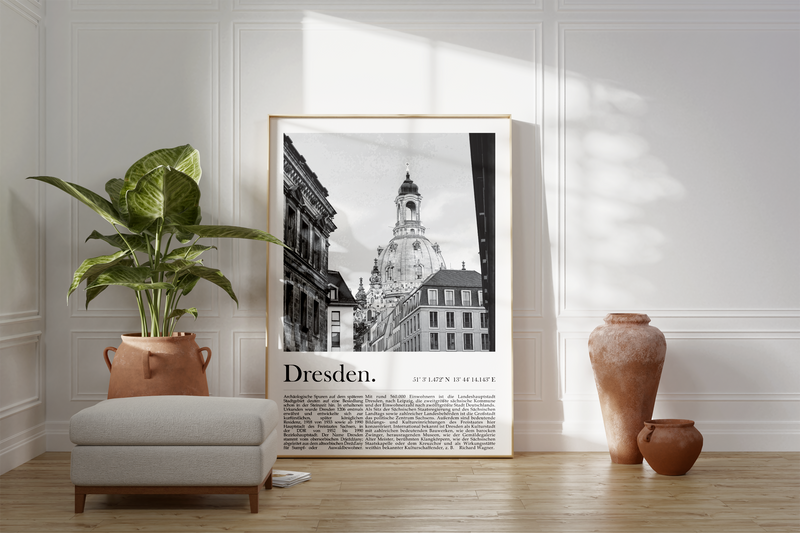 Dieses Poster zeigt dir eine Ansicht von Dresden mit Blick in die historische Altstadt, in dem im Hintergrund die Dresdener Frauenkirche zu sehen ist.