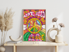 Cooles Retro 60er Jahre Poster mit dem Spruch "We Need Peace". 
