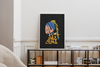 Dieses feministische Poster mit dem Spruch "Support Feminism" ist inspiriert von dem berühmten Gemälde -Das Mädchen mit dem Perlenohrgehänge- von Jan Vermeers, welches eine Frau mit Perlenohring zeigt.