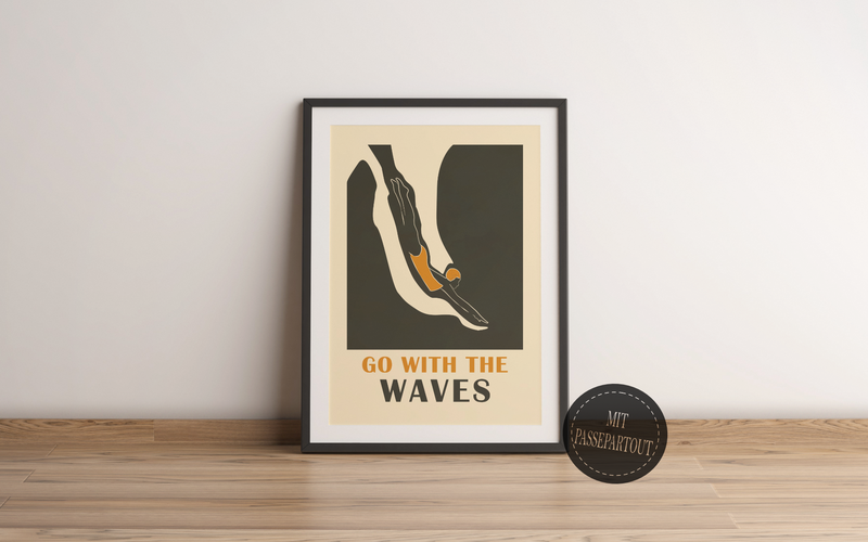 Dieses maritime Poster zeigt eine Schwimmerin die ins Wasser springt. Unterzeichnet mit dem Spruch "Go With The Waves".