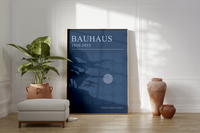 Dieses Bauhaus Poster zeigt dir eine verschiede Blaue Kreis. Das Poster ist einem Ausstellungsplakat von 1919 nachempfunden, ist so aber nie erschienen. 
