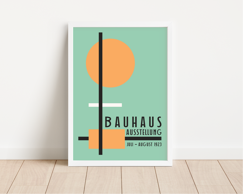 Das Bauhaus Poster zeigt dir unterschiedliche geometrische Formen in Orange, Schwarz und Weiß auf blauem Hintergrund. Das Poster ist einem Ausstellungsplakat von 1923 nachempfunden, ist so aber nie erschienen. 
