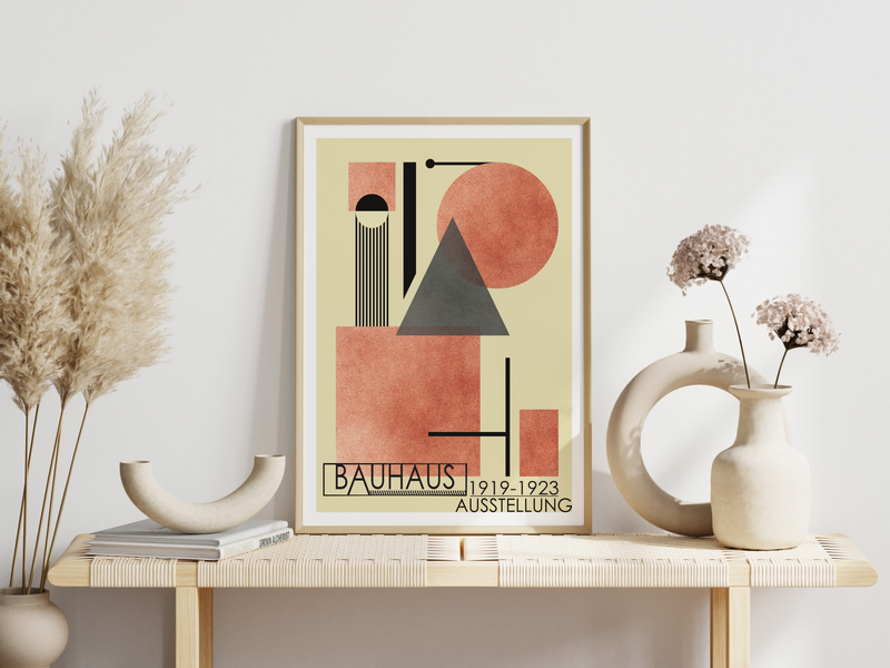 Das Bauhaus Poster zeigt dir unterschiedlichen geometrischen Formen in Orange und Schwarz dargestellt. 
