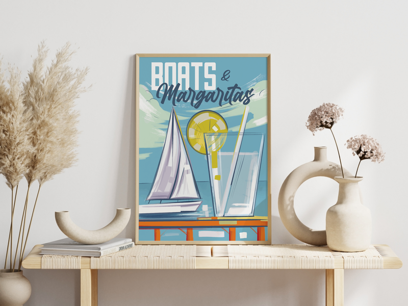 Das maritime Poster zeigt dir eine sommerliche Szene mit einer Margarita im Vorder- und einem Selgelboot im Hintergrund.
