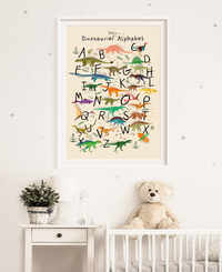 Das Alphabet Poster zeigt 24 Dinosaurier für jeden Buchstaben des ABC.