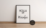 Dieses witzige Küchenposter zeigt den lustigen Spruch "Holla die Weinfee". Dieses Bild ist perfekt für alle Weintrinker und gibt deiner Küche einen neuen Hingucker. 