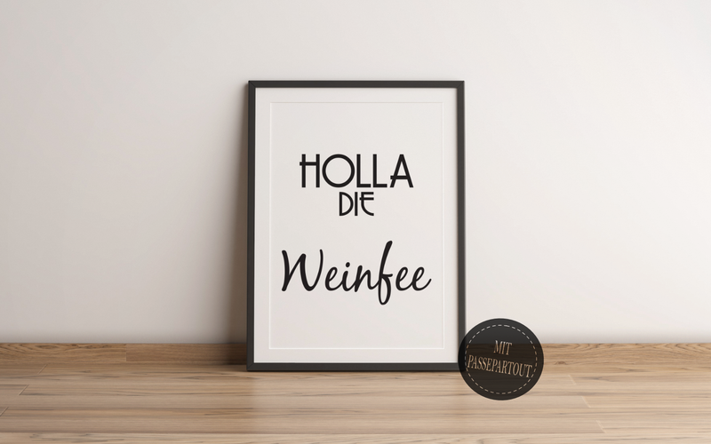 Dieses witzige Küchenposter zeigt den lustigen Spruch "Holla die Weinfee". Dieses Bild ist perfekt für alle Weintrinker und gibt deiner Küche einen neuen Hingucker. 