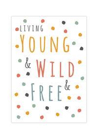 Das Kinderzimmerposter zeigt einen  einen Spruch " Living Young & Wild & Free" in unterschiedlichen Bohofarben. 