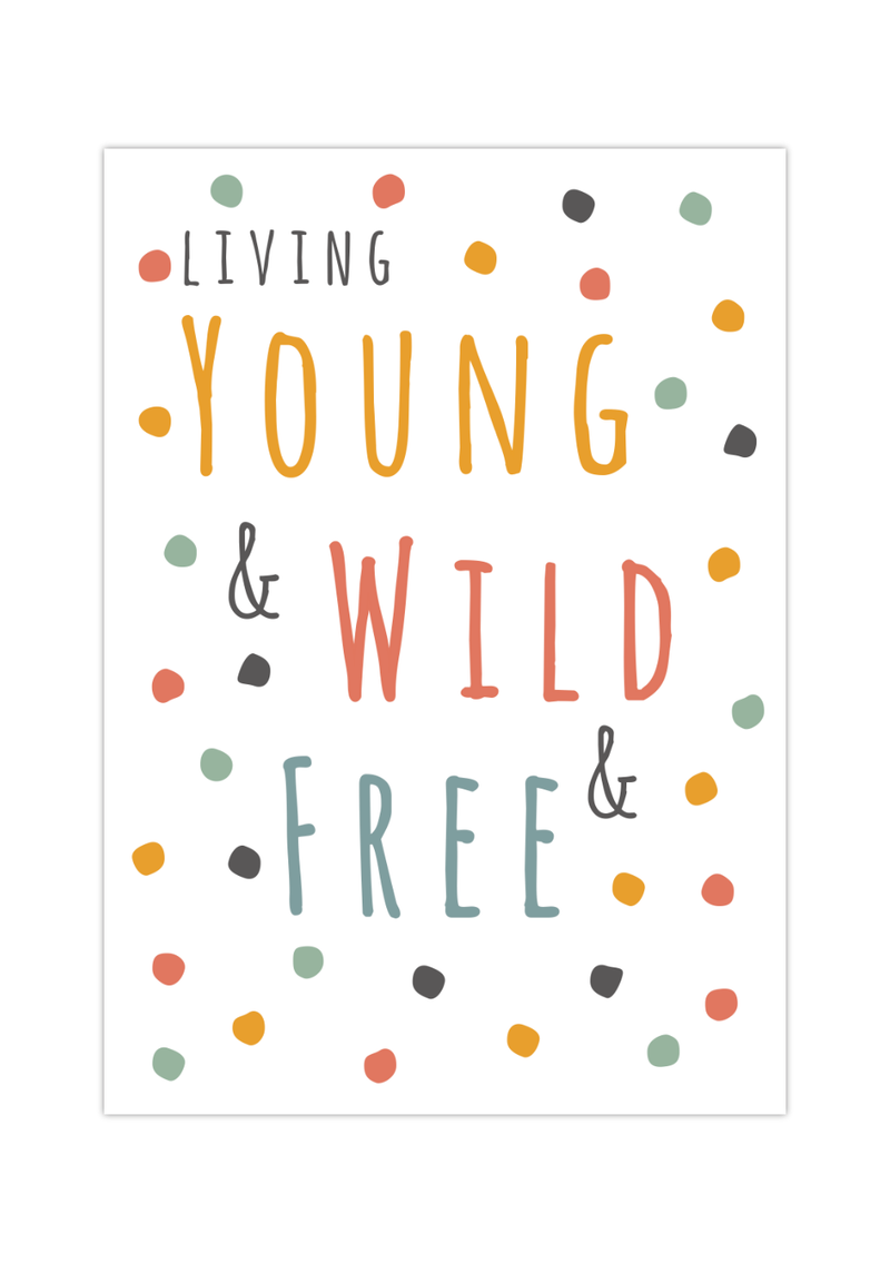 Das Kinderzimmerposter zeigt einen  einen Spruch " Living Young & Wild & Free" in unterschiedlichen Bohofarben. 