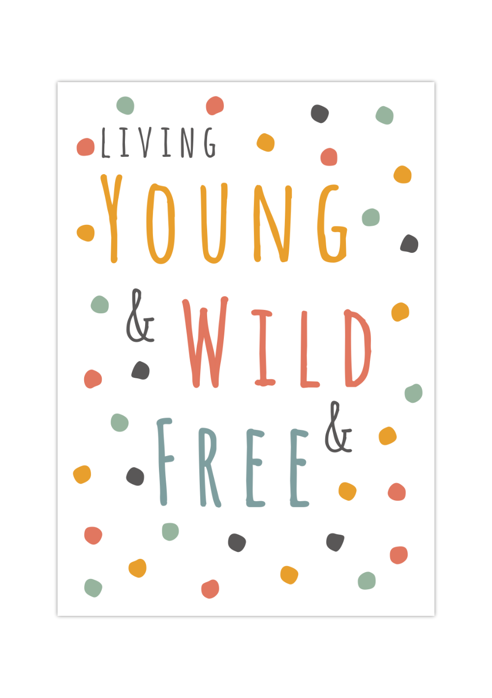 Das Kinderzimmerposter zeigt einen  einen Spruch " Living Young & Wild & Free" in unterschiedlichen Bohofarben. 