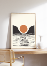 Dieses schöne Poster zeigt einen Sonnenuntergang über dem Meer in schönem Schwarz und Orange.