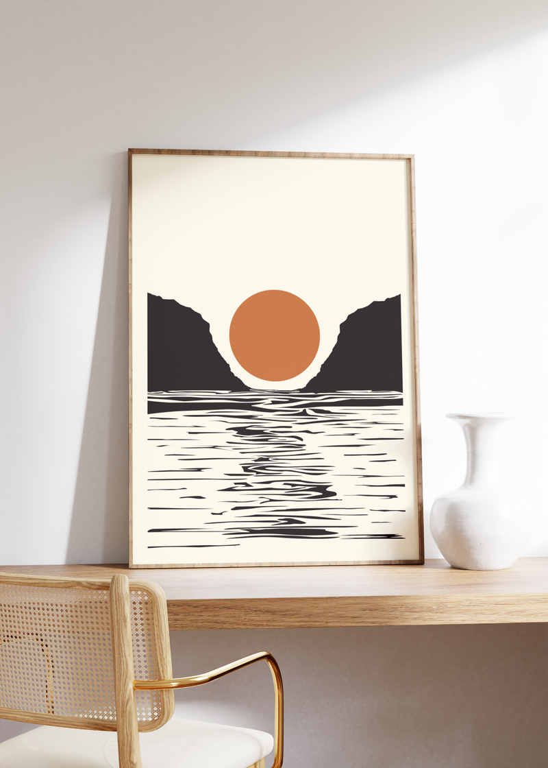 Dieses schöne Poster zeigt einen Sonnenuntergang über dem Meer in schönem Schwarz und Orange.