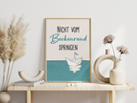 Das Badezimmer Poster zeigt den witzigen Spruch "Nicht vom Beckenrand springen". Die Deko ist in schönem Blau und Grau gehalten und zeigt zusätzlich ein Origamiboot. 