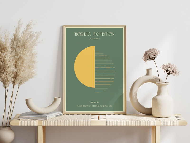 Das Poster im skandinavischen Stil zeigt dir zwei versetzte Hälften eines Kreises in Gelb. Das Poster ist mit den Worten "Nordic Exhibition" und auf Schwedisch mit " liv och natur" überschrieben.