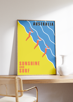 Dieses maritime Poster zeigt drei Schwimmerinnen an einem Strand in Gelb und Blau. 