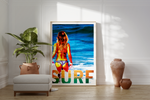 Das Poster zeigt im retro Stil eine schöne Frau im Bikini mit Surfbrett ins Meer gehen, inklusive der Bildunterschrift Surf.