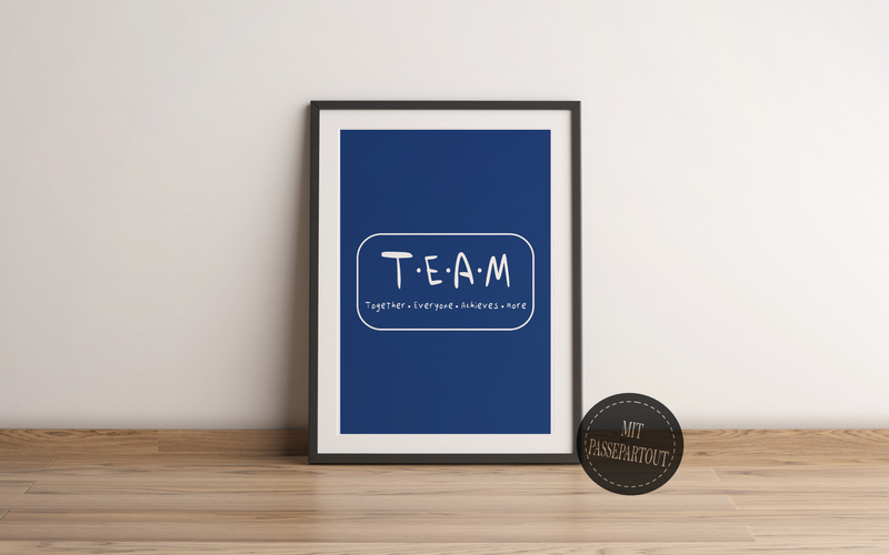 Dieses Poster zeigt dir das Wort Team, inklusive dem Spruch togehter, erveryone, achieves, more.