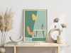 Das Poster zeigt ein minimalistisch dargestelltes Wohnzimmer mit Tisch, Blumen, Stuhl und Lampe. Das Bild ist in schönem Grün gehalten und hat einen vintage Touch.
